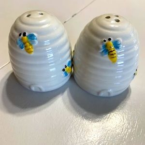Honey Bee, Bee Hive Ceramic Salt And Pepper Shakers Set LN EUC White Yellow Blue